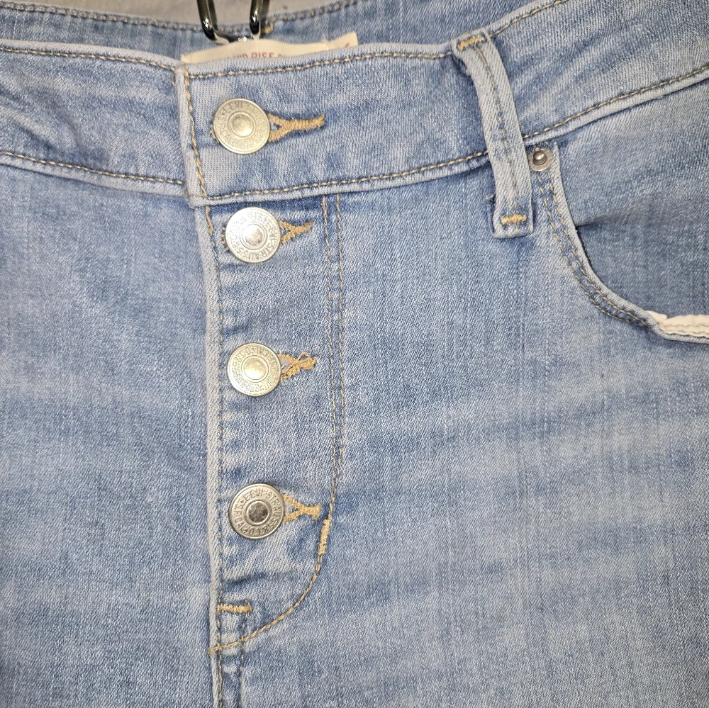 Levis Classic Mid Rise Skinny Lightwash Buttonfly Jeans Size 16